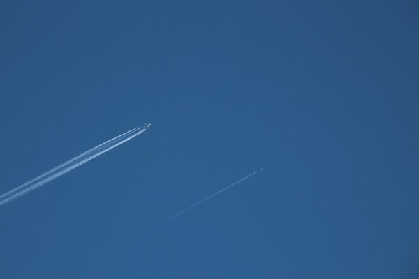 Dos aviones, minimalismo, cielo azul