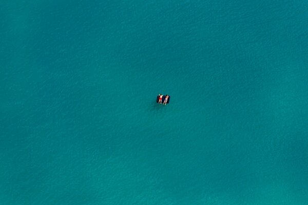 Repos des gens dans la mer bleue