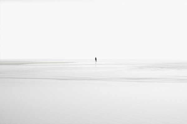 Paisaje blanco y negro hombre y mar