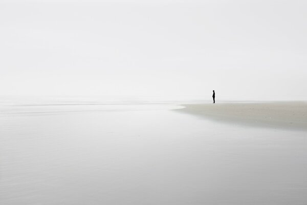 Uomo solitario in riva al mare