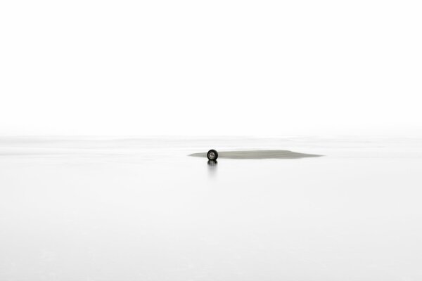 Spiaggia del mare con una piccola ruota nel mezzo