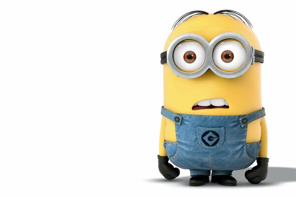 Un Minion sorprendido sobre un fondo blanco