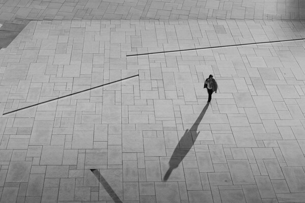 Der Schatten einer Frau auf dem Platz