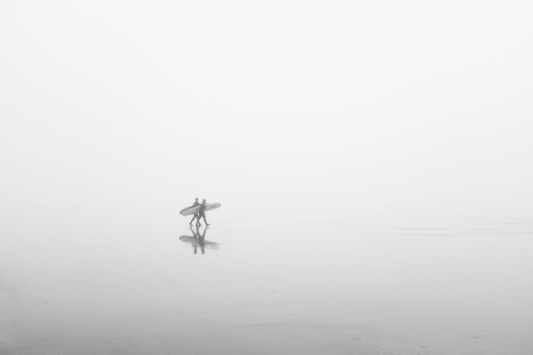 Zwei Menschen gehen im Nebel