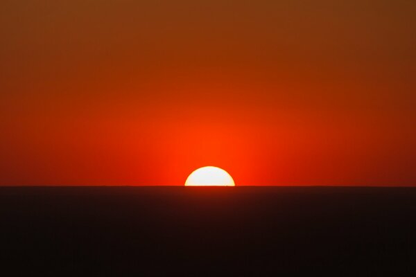 Coucher de soleil dans le ciel, très beau