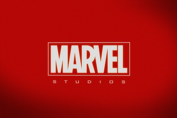 Marvel-Logo auf rotem Hintergrund