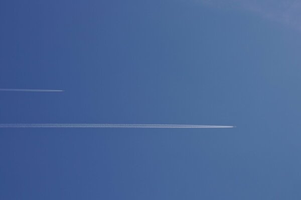 Tracce di aeroplano nel cielo infinito