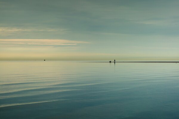 Das Bild der Silhouette eines Mannes im Meer