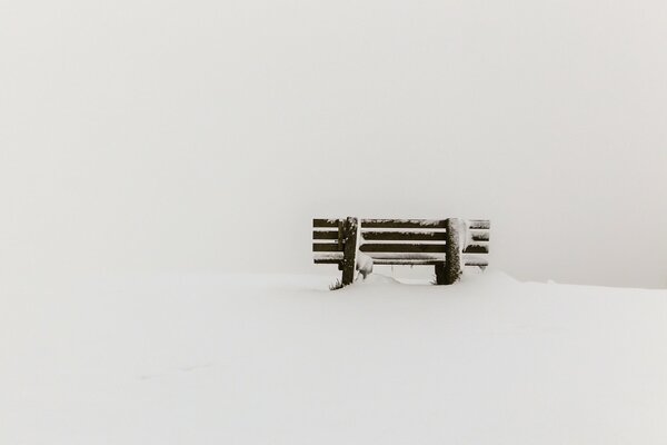 Mit Schnee besetzte Bank Minimalismus