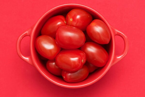 Tazza rossa con manici e pomodoro