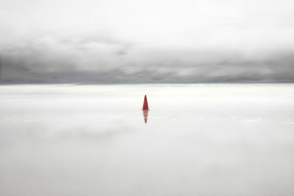 Mare calmo. Cielo nuvoloso e segno solitario