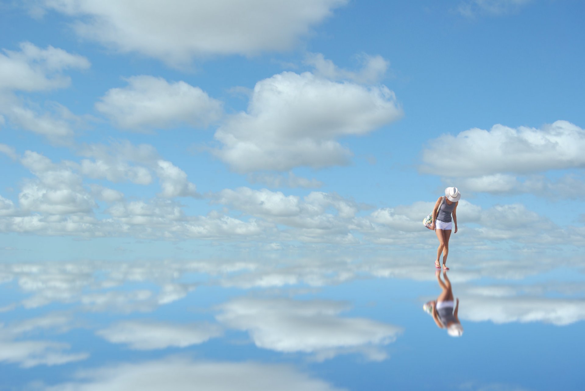 ciel miroir nuages bleu réflexion femme