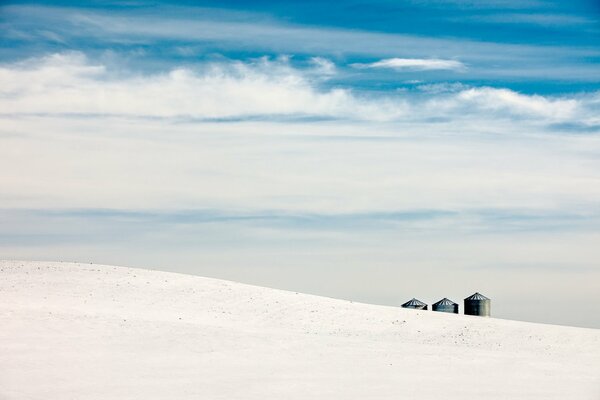 Campo con nieve, en vista de las nubes