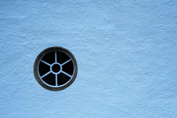 Ventana en forma de círculo, minimalismo, pared blanca