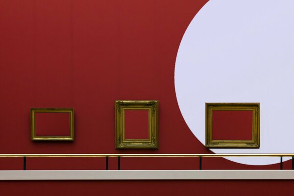 Cercle blanc sur le mur rouge