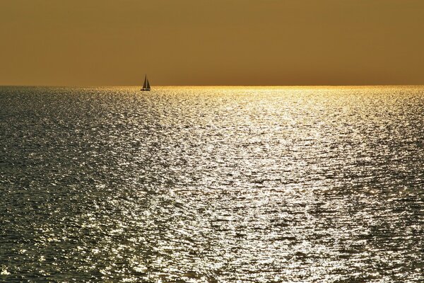 Boot im Meer am Sonnenuntergang Horizont