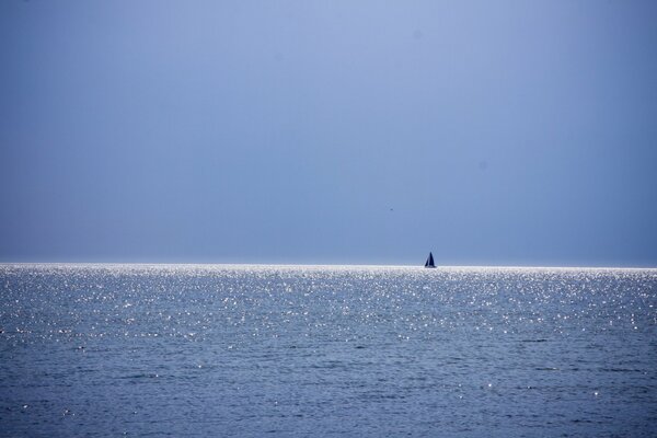 Minimalism horizon line at sea