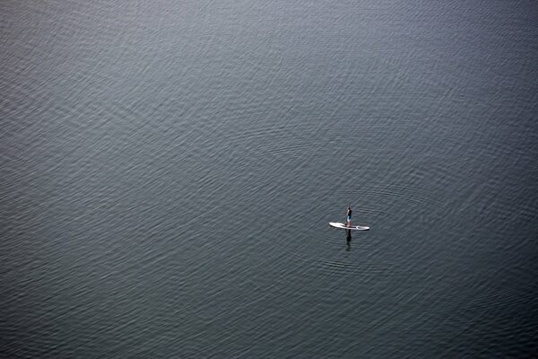 Homme sur un canoë en haute mer