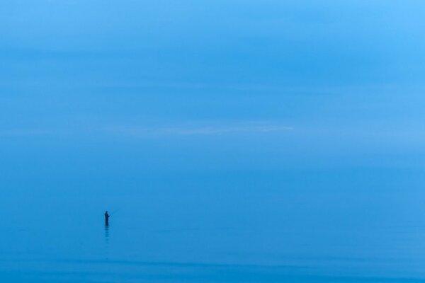 Ein Mann im grenzenlosen Meer