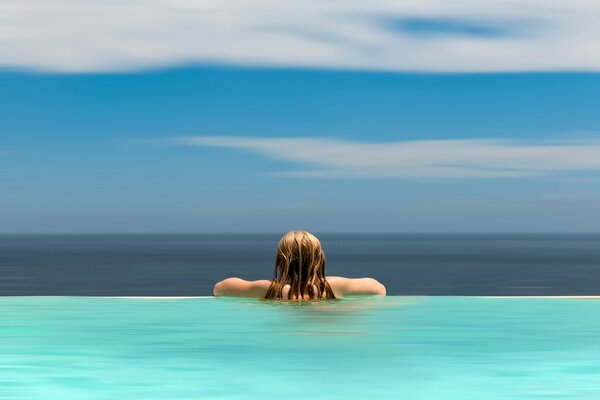 Mädchen mit langen Haaren im Wasser