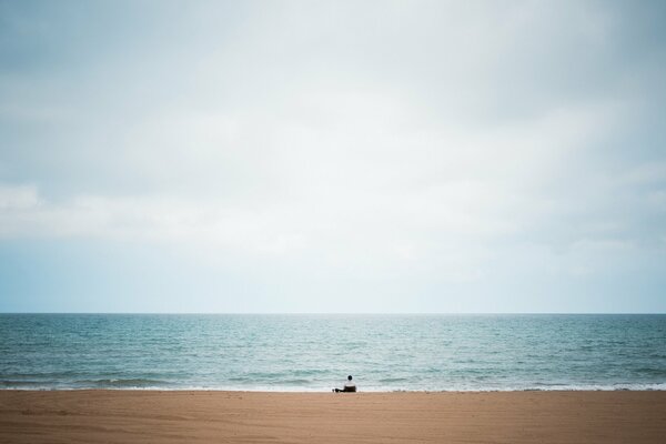 Homme seul sur la plage de sable