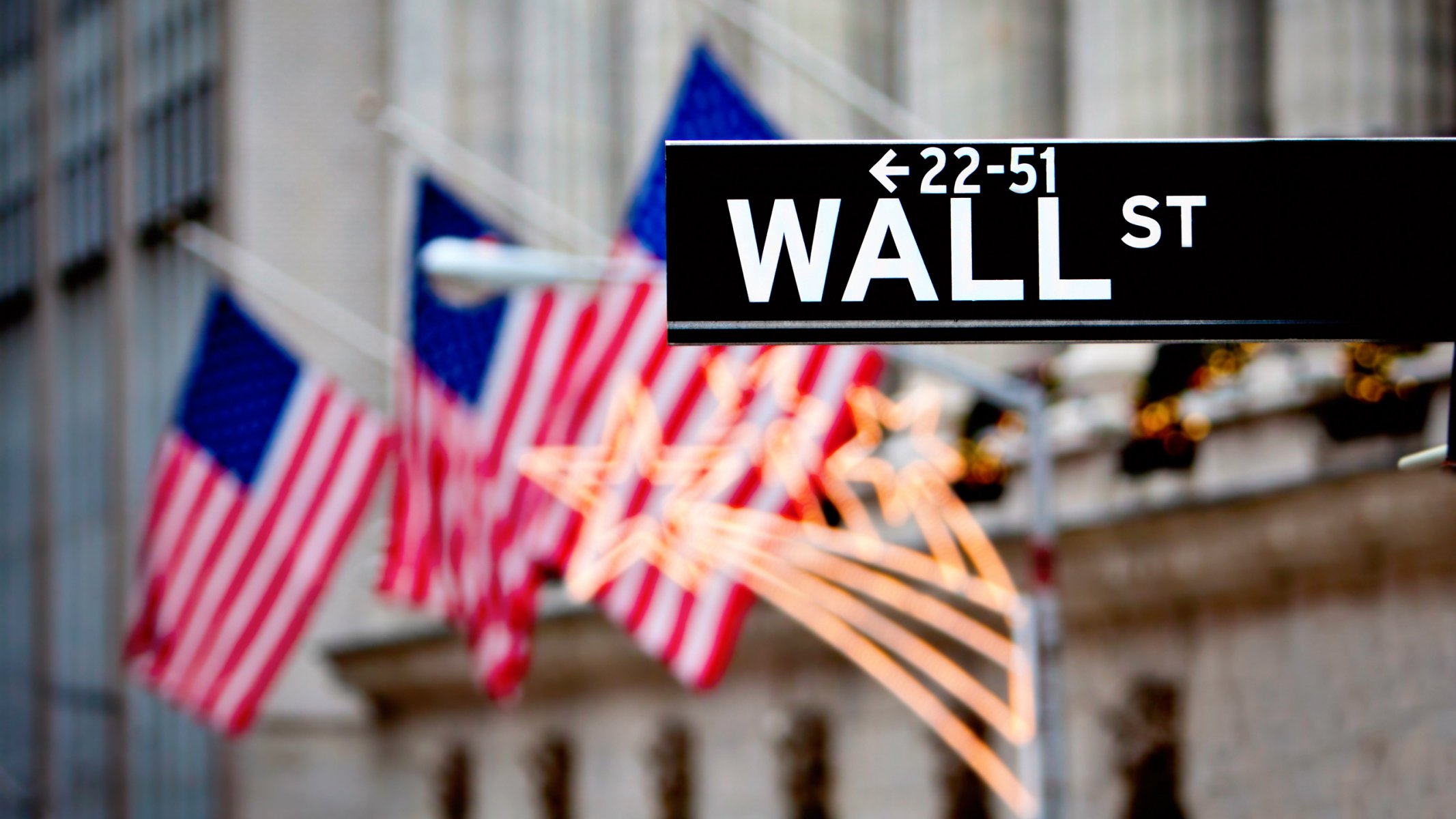 manhattan nowy jork flagi kraje usa pieniądze wall street wall street stany ulica ulice znaki drogowskaz drogowskazy symbole znaki miasto światła lewo latarnie tapeta bokeh bokeh rozmycie piękna tapeta ameryka