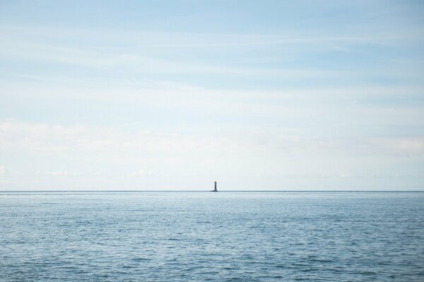 Der Leuchtturm ist am Horizont des Meeres zu sehen