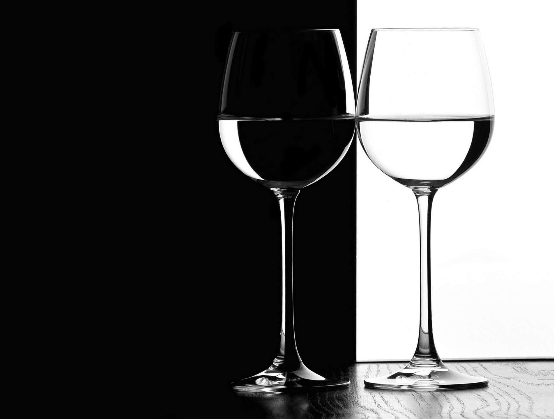 verres à vin noir blanc bois