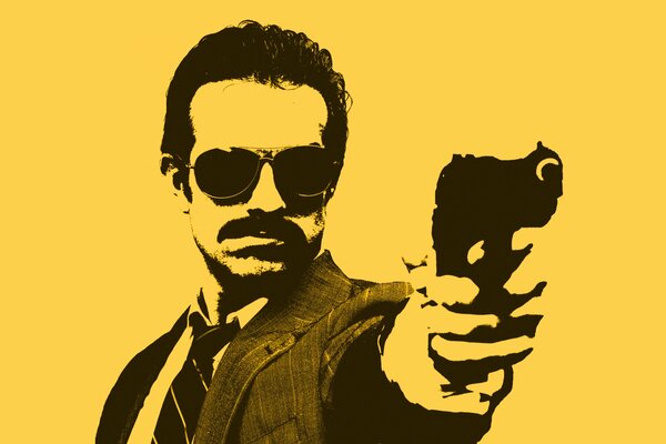 Hombre con bigote con gafas y pistola en la mano