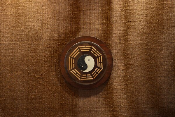 Symbole Yin-Yang sur fond brun