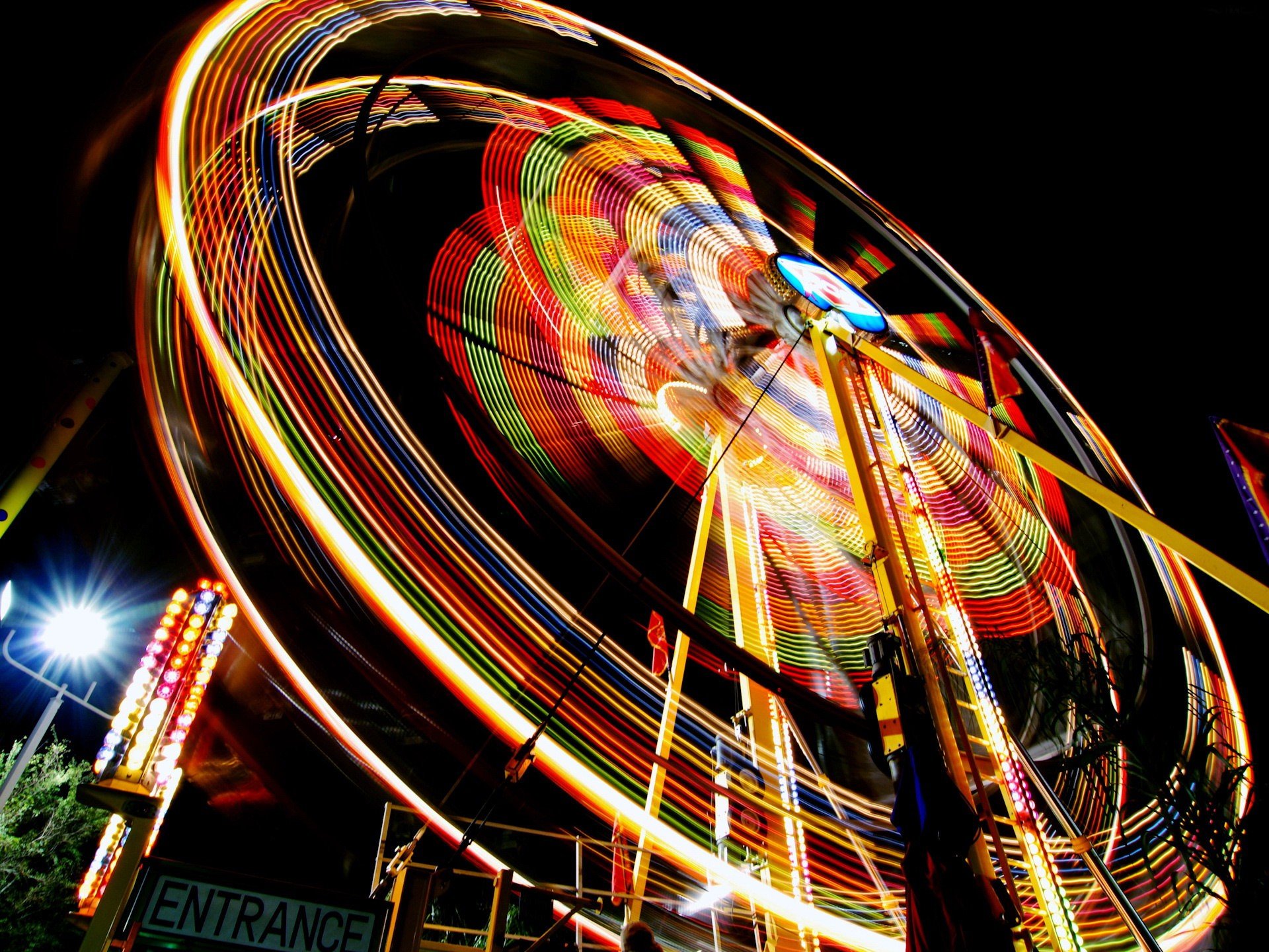 la grande roue la couleur la nuit de divertissement