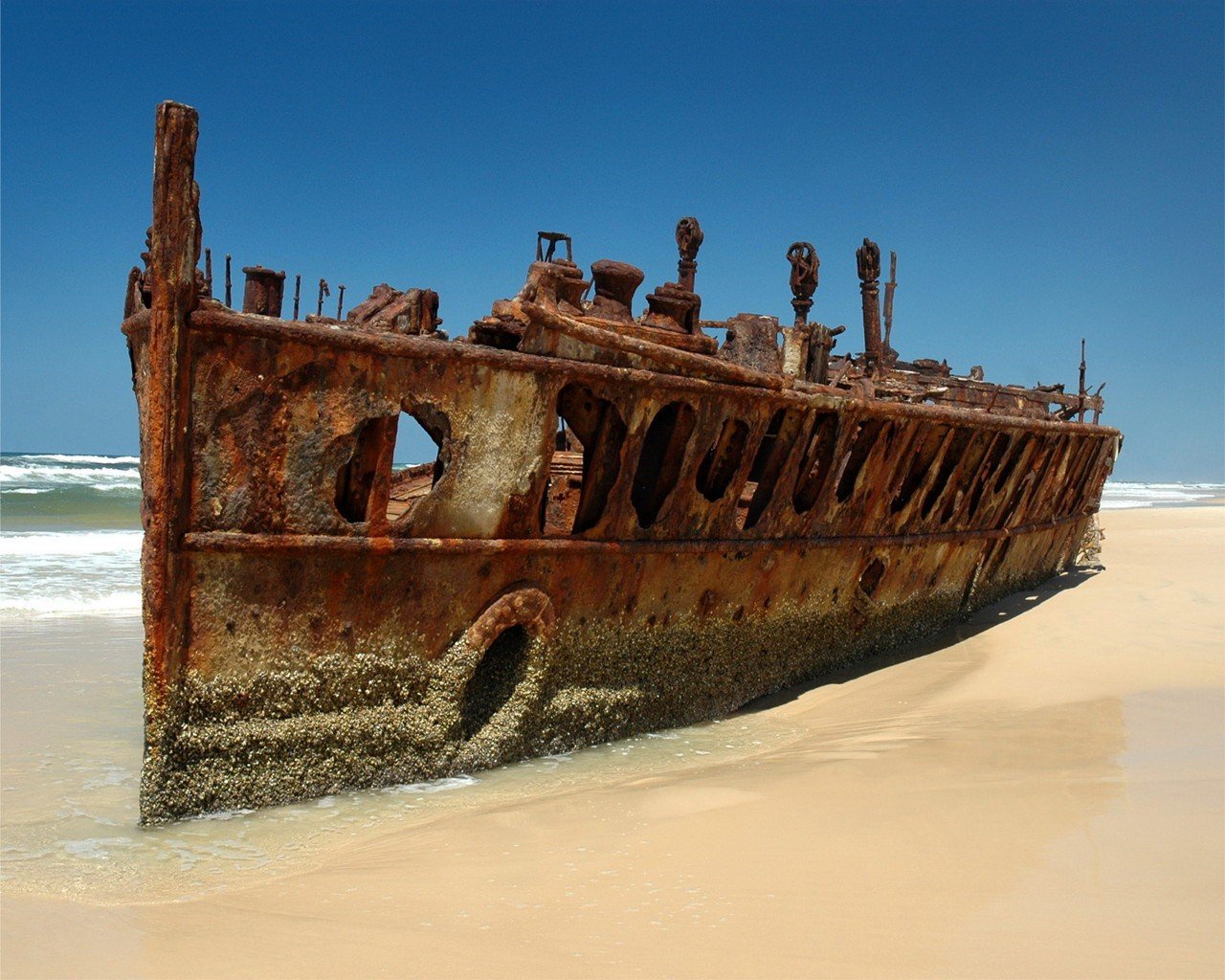 navire rouille squelette plage