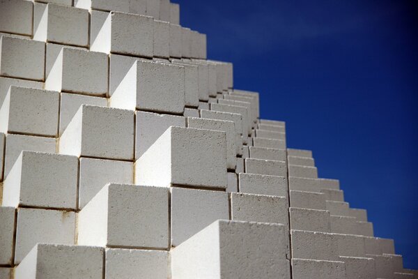 Würfel aus Stein, zu einer Pyramide gefaltet