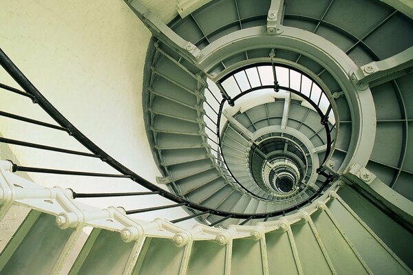 Ein Leuchtturm mit einer runden Treppe in Florida