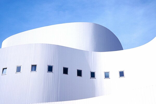 Weißes Gebäude auf einem blauen Himmelshintergrund