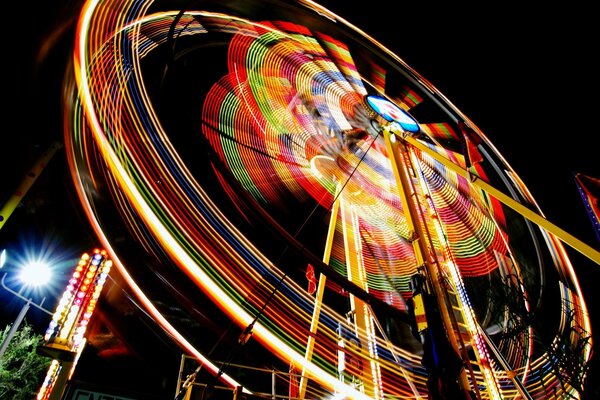 Ruota panoramica con luce notturna colorata