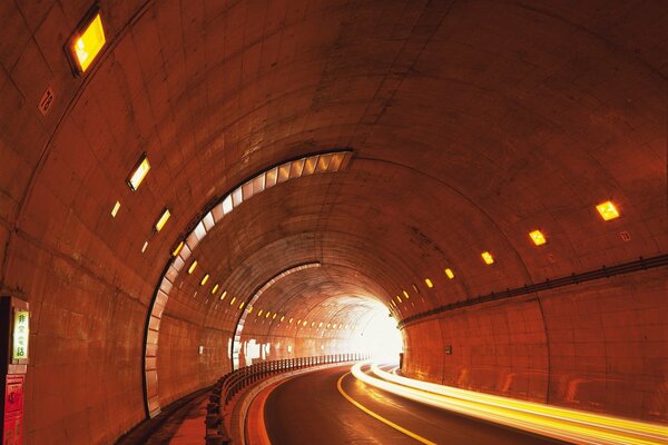 Tunnel mystérieux illuminé par des fanaires