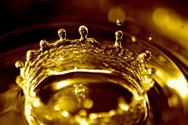 Crown and waves from a drop in yellow