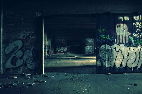 Graffiti an der Wand in einem verlassenen Gebäude ist unvollendet