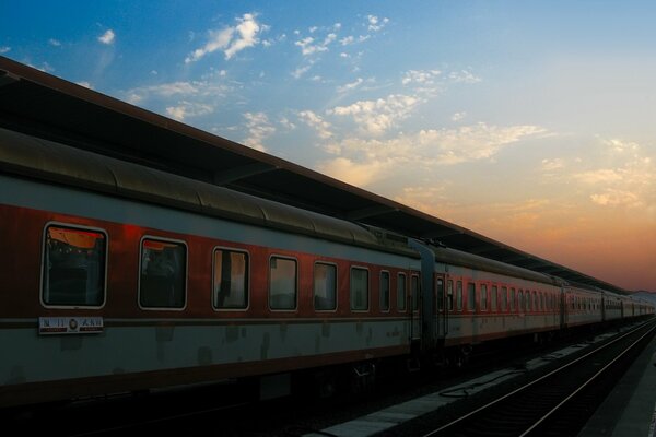 Tren en el ferrocarril contra el cielo