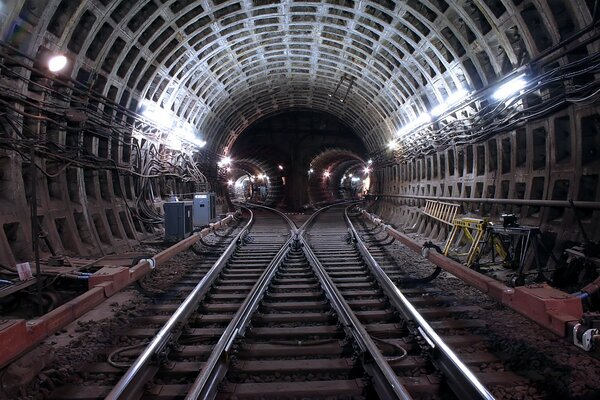 Московский туннель метро. Рельсы и шпалы