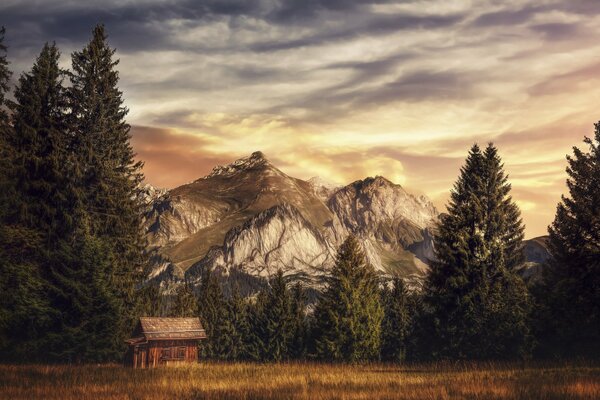 La maison dans les montagnes de la beauté