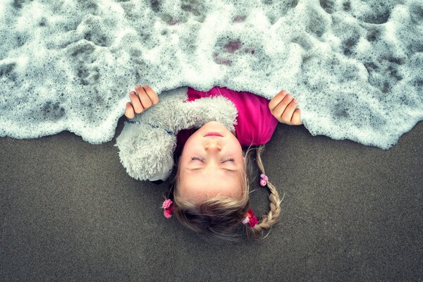 La jeune fille s est réfugiée dans une vague rêvant de la mer