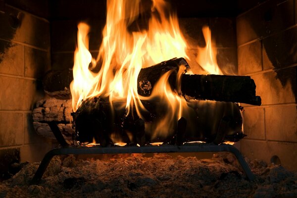 Brennendes Brennholz im Kamin aus Stein