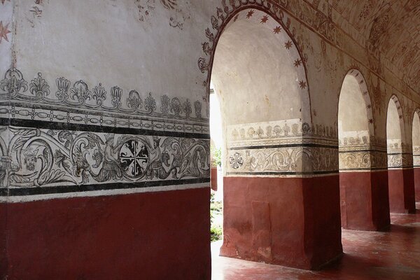 Arches magnifiquement peintes dans le bâtiment