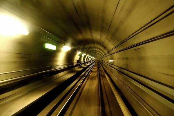 La vitesse la poursuite de la dérive dans le tunnel