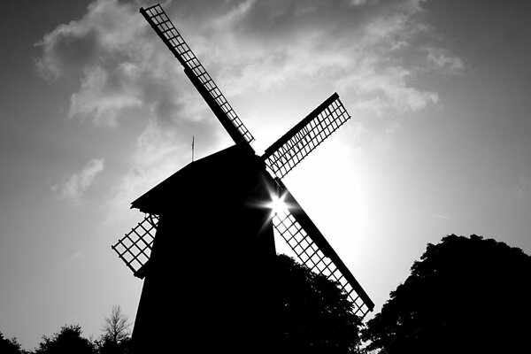 Schwarz-Weiß-Foto mit einer Mühle am Himmelshintergrund