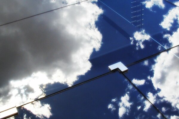 Reflejo del cielo con nubes en vidrio