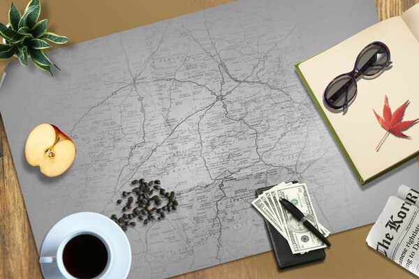 Elegir una ruta de viaje en el mapa con una taza de café