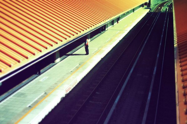 Hombre en la plataforma, ferrocarril